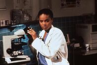 Diagnose: Mord – Amanda (Victoria Rowell) untersucht im pathologischen Labor einige Gewebeproben, um dem Mörder auf die Schliche zu kommen.