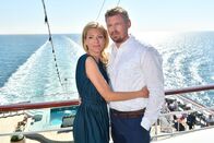 Das Traumschiff – Endlich vereint. Doch kann Anne (Nele Kiper) mit der Ungewissheit leben, ob das Herz ihres verstorbenen Mannes in Bastians (Martin Gruber) Brust schlägt?