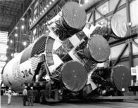 Große Erfindungen – Der S-1C-Booster für den Apollo 11 Saturn V wurde am 21. Februar 1969 auf dem mobilen Trägerraketen des Vehicle Assembly Building (VAB) des Raumhafens aufgestellt.