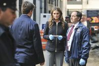 Castle – Gerichtsmediziner Sidney Perlmutter (Arye Gross, r.) hat interessante Neuigkeiten für Castle (Nathan Fillion, 2.v.l.) und Beckett (Stana Katic, 2.v.r.) ...