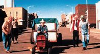 The Straight Story - Eine wahre Geschichte – Alvin Straight, ein sturer, 73-jähriger Rentner aus Iowa, begibt sich auf eine unglaubliche Reise. Auf einem Rasenmäher mit einem selbstgebauten Anhänger fährt er in sechs Wochen ins 400 km entfernte Städtchen Mount Zion in Wisconsin. Ohne Führerschein und mit schwachen Augen will er zu seinem kranken Bruder Lyle, um sich mit ihm nach zehn Jahren Streit auszusöhnen. - Bei seiner Abreise in Laurens geben seine Kumpels Alvin (Richard Farnsworth, Mitte) Geleit.