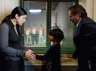 Donna Leon – Commissario Brunetti (Uwe Kockisch, re.) und Rani Vega (Jasmin Tabatabai) unterstützen den kleinen Tarik (Kayan Ghousi) bei einer Gegenüberstellung.