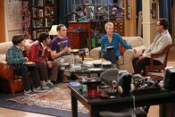 The Big Bang Theory – Während Howard (Simon Helberg, l.), Raj (Kunal Nayyar, 2.v.l.), Sheldon (Jim Parsons, M.) und Leonard (Johnny Galecki, r.) ihre Abschlussball-Erfahrungen austauschen, sucht Penny (Kaley Cuoco, 2.v.r.) nach einem Ausweg ...
