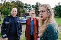 Der Usedom-Krimi – ARD/NDR GEISTERSCHIFF - DER USEDOM-KRIMI Uhr im ERSTEN. Ellen Norgaard (Rikke Lylloff) und Holm Brendel befragen Rike Kampwirth.