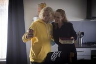 Crazy Fun Park – Von links: Mapplethorpe (Stacy Clausen) und seine Mutter Felicity (Alexandra Schepsi) nehmen ein Selfie auf.