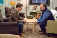 New Amsterdam – Martin McIntyre (Mike Doyle l.) und Dr. Iggy Frome (Tyler Labine) Die Verwendung des sendungsbezogenen Materials ist nur mit dem Hinweis und Verlinkung auf TVNOW gestattet.