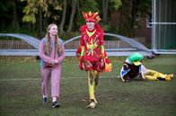 Jamie Johnson – Nancy (Ellie Daley) begleitet Boggy (Jonnie Kimmins) als Maskottchen zum Spiel.