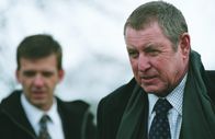 Inspector Barnaby – Das Wetter nasskalt, und das Mordopfer im Freien - Barnaby (John Nettles, r.) und Constable Jones (Jason Hughes, l.) sind wieder im Einsatz.