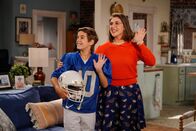 Call Me Kat – Max jr. (Alkaio Thiele, l.); Kat (Mayim Bialik, r.)