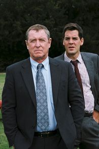 Inspector Barnaby – Bei mehreren brutalen Mordfällen tappen Inspector Barnaby (l.: John Nettles) und Sergeant Scott (r.: John Hopkins) im Dunkeln.