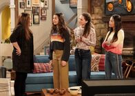 Man with a Plan – (v.l.n.r.) Andi Burns (Liza Snyder); Kate Burns (Grace Kaufman); Lola (Eden Rose Ginsberg); Sabrina (Lisa Yamada)