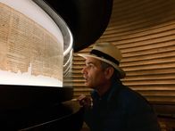 Mythos - Die größten Rätsel der Geschichte – In den Qumran-Handschriften sucht Archäologe Danny Herman nach Hinweisen für die Existenz der Bundeslade.
