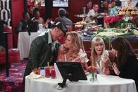 2 Broke Girls – Sophies (Jennifer Coolidge, 2.v.r.) neuer Lover Nicky (Peter Onorati, l.) ist ein großer Fan von Pferderennen - und sehr großzügig: Er gibt Caroline (Beth Behrs, 2.v.r.) und Max (Kat Dennings, r.) nicht nur ein üppiges Trinkgeld, sondern nimmt sie auch mit zur Rennbahn. Was für Caroline zum Verhängnis wird ...