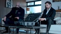 Prisoner – Auf der Flucht – Dempsey (Laurie Davidson) mit Miles Zahidi (Youssef Kerkour, li.), der rechten Hand seines Vaters.