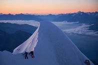 Mountain – Die zwei Bergsteiger überwinden eine schneebedeckte Traverse