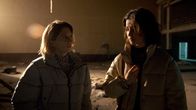 Stalk – Charlie (Aloïse Sauvage) und Alma (Carmen Kassovitz) arbeiten zusammen.