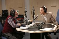 The Big Bang Theory – moderator einer Wissenschaftssendung, zu machen. Es geht um die Entdeckung des superschweren Elements, das er lediglich durch einen Rechenfehler gefunden hat ...