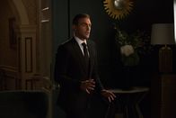 The Royals – Versucht ein letztes Mal Eleanor seine Liebe zu zeigen, um sie für sich zu gewinnen: Jasper (Tom Austen) ...