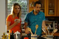 You're the Worst – Dorothy (Collette Wolfe, l.) und Edgar (Desmin Borges, r.) beginnen einen Streit, als sie auf das Thema "Gleichberechtigung" kommen. Denn während er glaubt, als Latino nicht genauso wie "Weiße" behandelt zu werden, will sie ihm klarmachen, dass es Frauen auch nicht einfach haben ...