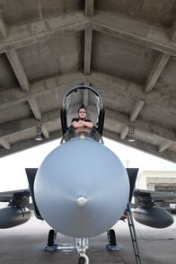 I Wouldn't Go In There – Stadt Kadena, Okinawa: RJ steht in einem F15-Jet. Die F15 wurde in den 1980er Jahren gebaut. Die F15 Eagle hat die größte Erfolgsgeschichte unter den Kampfflugzeugen. (Bildnachweis: National Geographic Channels/Dominic Young)