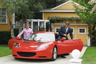 Desperate Housewives – Um ihren Mann Tom (Doug Savant, r.) zur Annahme eines lukrativen Job zu überzeugen, lässt sich Lynette (Felicity Huffman, l.) einiges einfallen ...