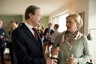 Merz gegen Merz – Da hilft nur noch Alkohol: Wie viel davon, ist allerdings der Streitpunkt zwischen Annes Eltern Maria (Claudia Rieschel) und Ludwig (Michael Wittenborn).