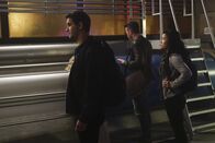Scorpion – Während ihres neusten Falls verringert sich der IQ von Walter (Elyes Gabel, l.), Toby (Eddie Kaye Thomas, M.) und Happy (Jadyn Wong, r.) plötzlich drastisch. Schließlich muss Paige eingreifen und ihnen aushelfen ...