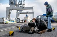 Tatort – Im Hafen wird die Leiche eines Mannes gefunden. Linda Selb (Luise Wolfram, Mitte) und Liv Moormann (Jasna Fritzi Bauer, rechts) nehmen die Ermittlungen auf.