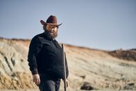 The Tourist - Duell im Outback – Sein Unterbewusstsein verrät dem Fremden auch, was es mit dem Killer Billy (Ólafur Darri Ólafsson) auf sich hatte.