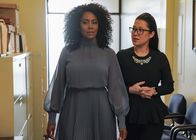 All Rise - Die Richterin – Lola Carmichael (Simone Missick, l.); Sherri Kansky (Ruthie Ann Miles, r.)