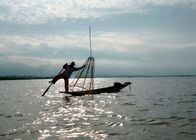Eisenbahn-Romantik – Einbeinfischer auf dem Inle-See.