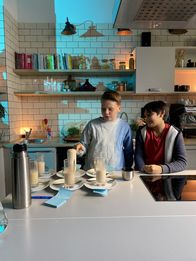 Schmecksperimente – Emil und Lee experimentieren mit Hefe.