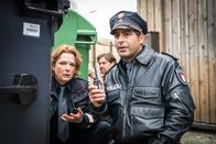 Notruf Hafenkante – Claudia (Janette Rauch, l.), Tarik (Serhat Cokgezen, r.) und Jens Berghoff (Andreas Nickl, M.) werden von den Hooligans angegriffen, die vor dem Haus der Berghoffs Stellung bezogen haben. Tarik ruft über Funk Unterstützung.