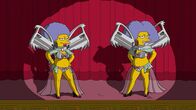 Die Simpsons – Der Auftritt von Patty (l.) und Selma (r.) bei dem 38. Annual DMV Award ist für Homer unerträglich. Er verlässt frühzeitig die Veranstaltung ...