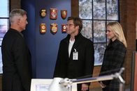 Navy CIS – Ermitteln in einem neuen Fall: Gibbs (Mark Harmon, l.), Bishop (Emily Wickersham, r.) und ihr Ehemann Jake (Jamie Bamber, M.) ...