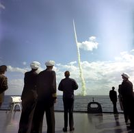 Inside NATO – Die 60er-Jahre stehen im Zeichen der Aufrüstung: US-Präsident Kennedy begutachtet den Abschuss einer Rakete.