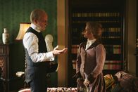 Sketch History – Fraglich, wer hier die Therapie braucht: Sigmund Freud (Holger Stockhaus) mit Patientin (Valerie Niehaus).