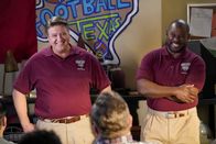 Young Sheldon – George Cooper sen. (Lance Barber, l.); Coach Wilkins (Doc Farrow, r.)