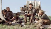 Open Range - Weites Land – Charley Waite (Kevin Costner), Boss Spearman (Robert Duvall, 2. v. re.), Mose (Abraham Benrubi) und Button (Diego Luna, li.) führen ein einfaches, aber glückliches Cowboy-Leben.
