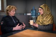 Notruf Hafenkante – Nicht nur die Verständigungsprobleme machen es Claudia (Janette Rauch, l.) schwer, Zada (Jasmin Hahn, r.) zu befragen. Die Syrerin scheint auch nicht reden zu wollen.