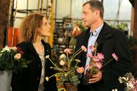 Rote Rosen – ARD ROTE ROSEN FOLGE 1431 Uhr im ERSTEN. Naomi (Barbara Lanz, l.) versucht vergeblich, bei Torben (Joachim Kretzer, r.) Verständnis für ihren Fehler zu wecken.