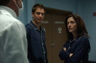 Navy CIS – Eine junge Frau wird vergewaltigt und der Täter scheint jemand aus der Navy zu sein. Nachdem Tony (Michael Weatherly, l.) einen Brief geöffnet hat, in dem sich ein weißes Pulver befand, werden er und Kate (Sasha Alexander, r.) für 48 Stunden unter Quarantäne gestellt.