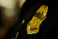 Drogen im Visier – JFK Flughafen, New York: Eine Polizeimarke.
