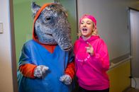 TanzAlarm – TanzTapir trifft Kid Clio. Sie bringt Freude ins Krankenhaus mit ihrem Song "Fühl mich so gut".