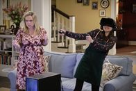 Last Man Standing – Kristin Baxter (Amanda Fuller, l.); Jen (Krista Marie Yu, r.)