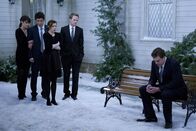 How I Met Your Mother – Marshalls Vater Marvin wird beerdigt, Ted (Josh Radnor, 2.v.l.), Barney (Neil Patrick Harris, 2.v.r.), Lily (Alyson Hannigan, M.) und Robin (Cobie Smulders, l.) stehen Marshall (Jason Segel, r.) zur Seite ...