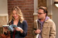 The Big Bang Theory – Während Leonard (Johnny Galecki, r.) einen Weg findet, wie er Penny (Kaley Cuoco, l.) dazu bringen kann, alles zu tun, was er möchte, melden sich Raj und Stuart bei einer Online-Dating-Plattform an ...