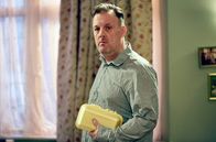 Mum – Derek (Ross Boatman) wurde von seiner Freundin Pauline aus der Wohnung geworfen und wohnt nun übergangsweise bei Cathy.