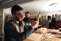 Alaska - Eisige Freiheit – RJ Miller und sein Vater Robert Miller schnitzen Heilbutt-Haken aus Holz. (National Geographic/Jeffrey Alexander)