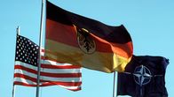 Inside NATO – Seit 1955 ist die Bundesrepublik Mitglied der NATO und damit militärisch mit den USA verbündet.
